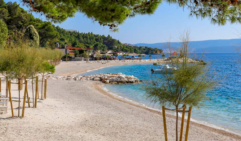 Kiesstrand in Omiš, Kroatien