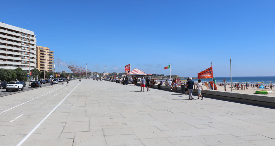 Eine Fußgängerzone hinter dem Strand von Matosinhos