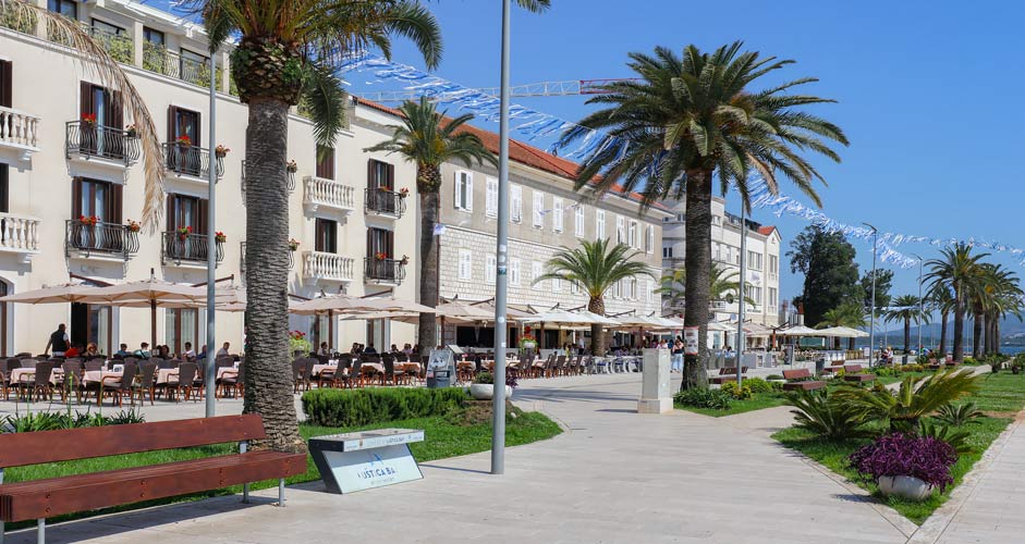 Die Strandpromenade (Obala maršala Tita) in Tivat Montenegro