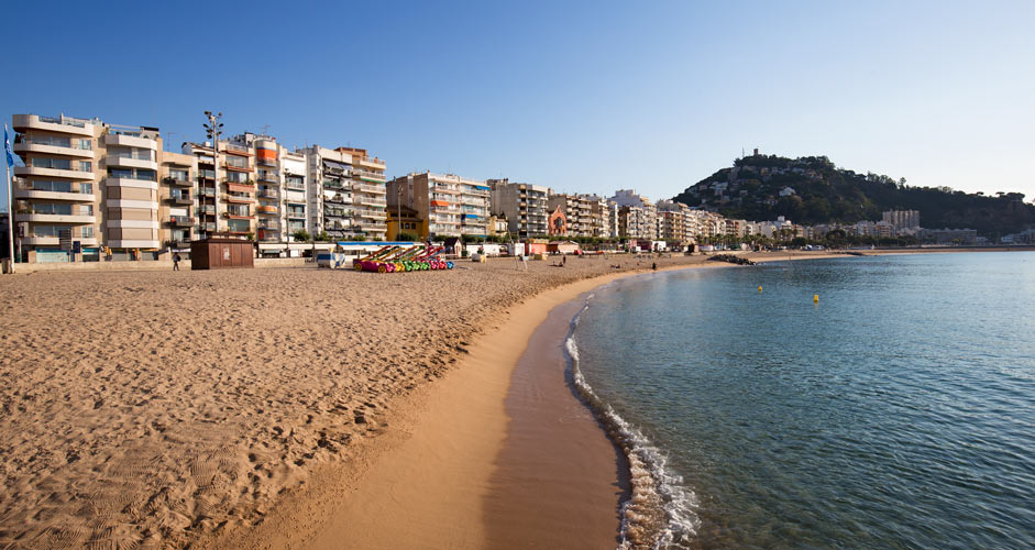 Platja de Blanes vor der Blanes Altstadt - Spanien